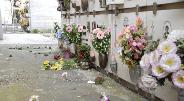 Furti continui di fiori al cimitero, i cittadini non ne possono più