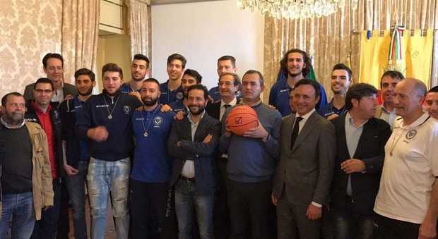 Non solo calcio: de Magistris premia Cuore Basket Napoli
