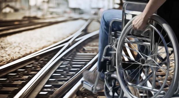 Offende un ragazzo disabile sul treno, poi si pente e chiede scusa: «Sono un imbecille»
