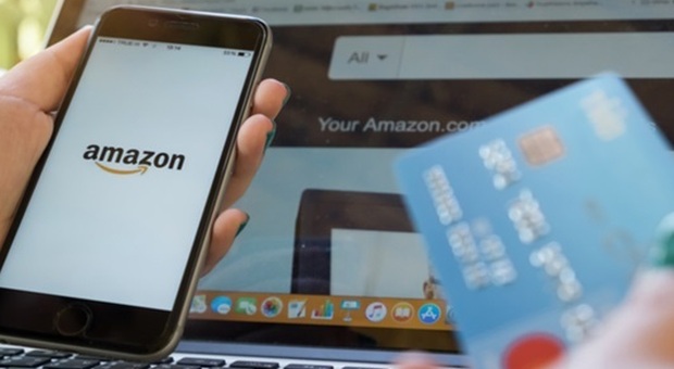Shopping griffato su Amazon con la carta di credito dimenticata al distributore: smascherata coppia di trentenni