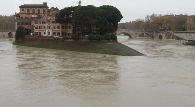 Roma, Tevere in piena, già oltre i 9 metri: La Polizia fluviale vieta le banchine