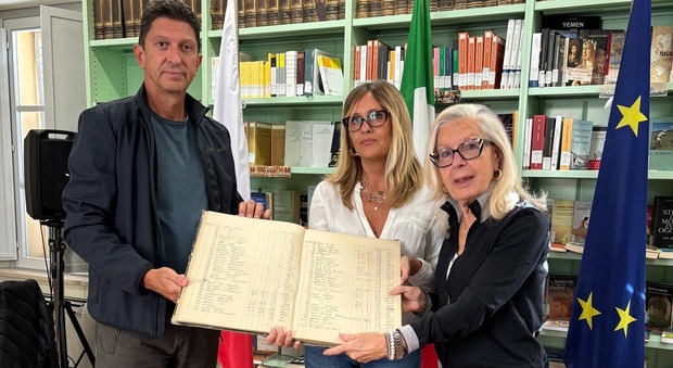 San Severino Marche, i Carabinieri del Nucleo Tutela Patrimonio Culturale di Ancona restituiscono al Comune un registro degli anni '20