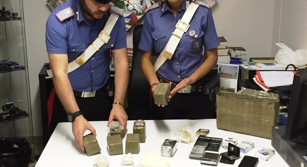 Roma, un market della droga in camera da letto: incensurato nascondeva 4 kg di stupefacenti nella scarpiera