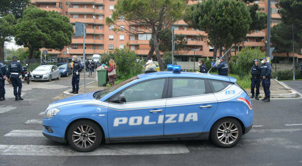 Roma, madre e figlia aggredite a martellate in strada da uno sconosciuto che poi fugge. Indaga la polizia