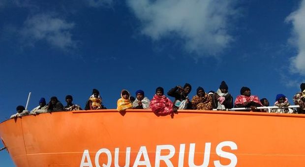 Migranti, le ong denunciano: "Pressioni dell'Italia su Panama, nave Aquarius perde bandiera"