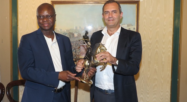 Napoli, de Magistris riceve il ministro per l'integrazione sociale del Burkina Faso
