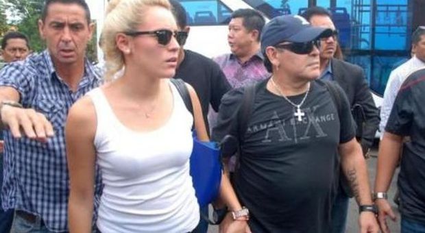 Maradona fa arrestare l'ex fidanzata Rocio: "Mi ha rubato gioielli per 400mila dollari"
