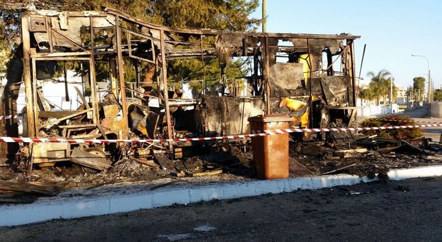 A fuoco il furgone del fast food: completamente distrutto