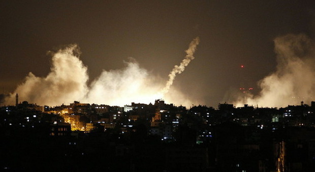 Israele invade Gaza: via libera all'operazione di terra. Altri 4 bimbi palestinesi uccisi. ​Dalla striscia sparati 70 razzi