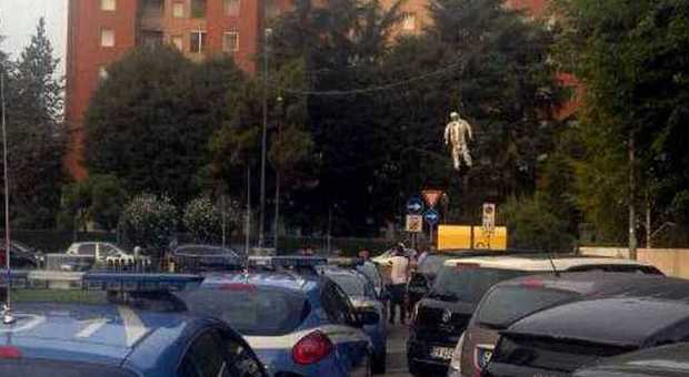 Milano, tassisti in guerra contro Uber: manichino impiccato dell'assessore