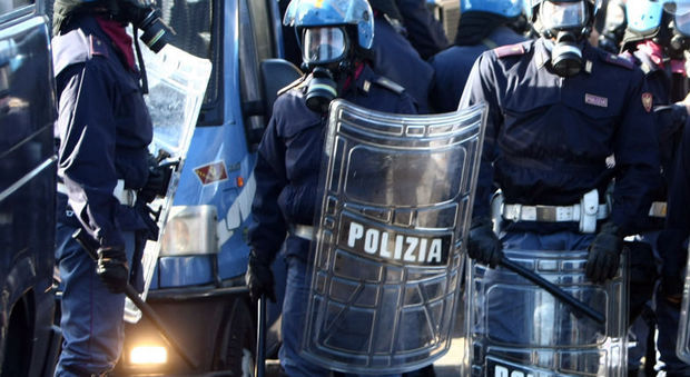Città blindata per il derby: tensione vicino allo stadio, la Polizia divide i tifosi