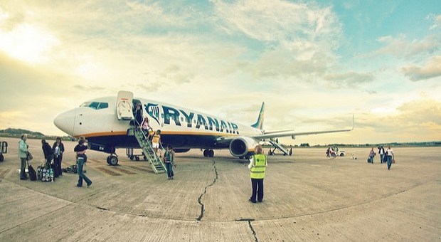 Aereo con 3 ore e 23 minuti di ritardo, Ryanair nega il rimborso: «Ecco come fare per ottenerlo»