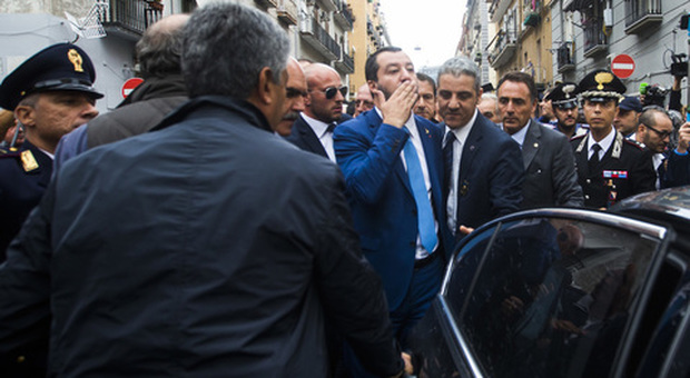 La denuncia dei 99 Posse: «Napoletani pagati per celebrare Salvini in piazza»