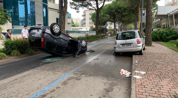 L'incidente a Bibione con l'auto capottata