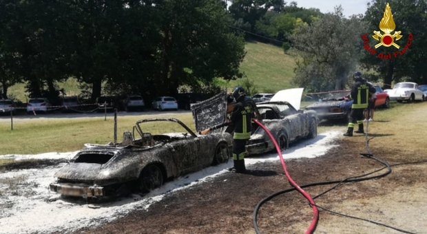 Scoppia un incendio al raduno di auto d'epoca: bruciano le Porsche FOTO