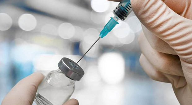 Arona, uomo di 42 anni muore mezz'ora dopo il vaccino Pfizer: avviati accertamenti