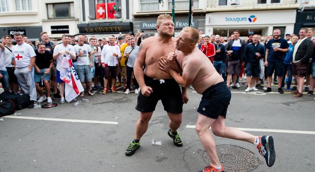 Euro 2016, la violenza si allarga oltre la Francia, sei ultrà russi arrestati in Germania