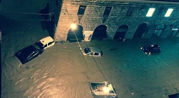Genova: esondano i torrenti. Auto trascinate dall'acqua e black out in città: una vittima