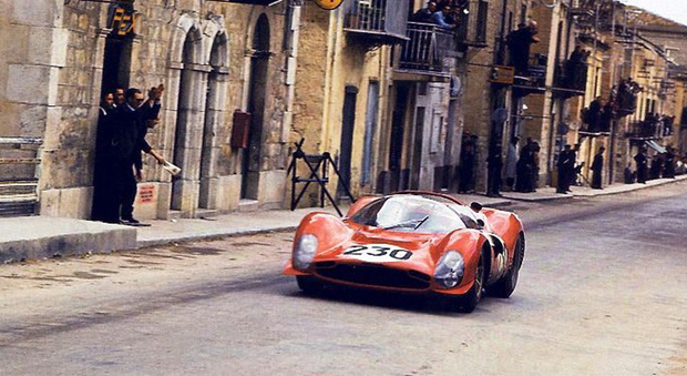 Nella foto la Ferrari 330 P3 di Vaccarella e Bandini nell'edizione del 1966