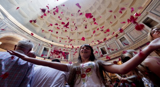Roma, lo spettacolo della Pentecoste: vigili del fuoco sul tetto del Pantheon gettano petali di rose
