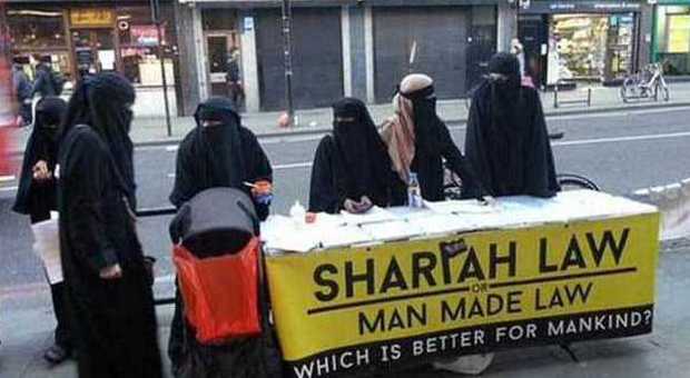 Gaffe del governo Usa, pubblicata su Twitter foto di attiviste della sharia: «Ecco un esempio di libertà»