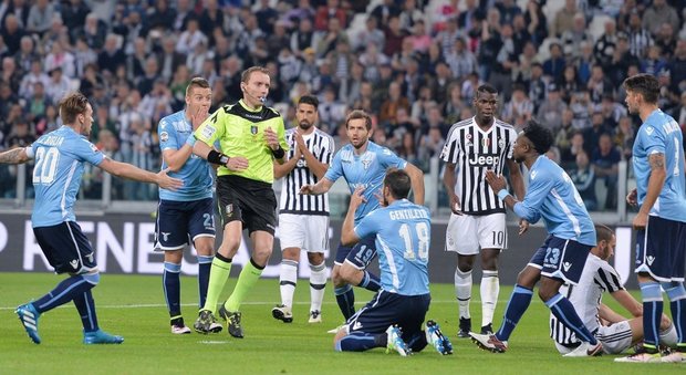 Troppa Juve per la Lazio, è 3-0 allo Stadium: espulso Patric, doppietta di Dybala