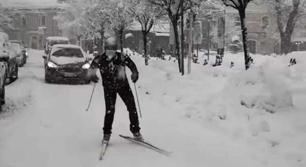 Pescasseroli, piste vietate: si scia lungo le strade coperte di neve
