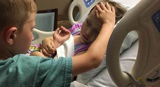 Sta morendo di tumore, il bimbo di 6 anni rassicura la sorellina salutandola per l'ultima volta