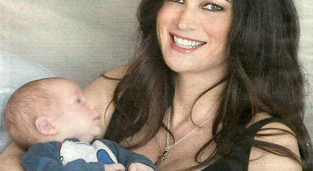 Manuela Arcuri mamma, le prima foto con Mattia: «Sposo Giovanni a primavera»