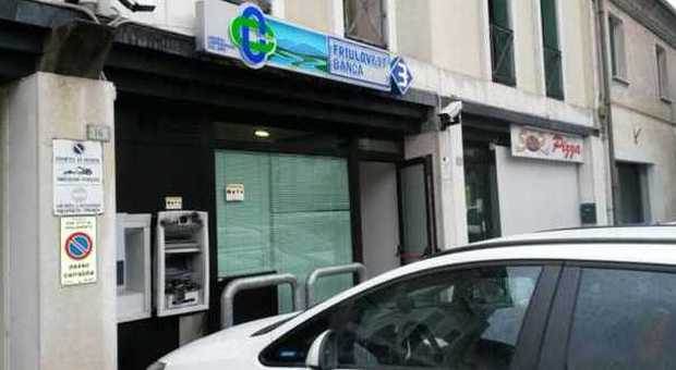 La filiale della Friulovest banca di Savorgnano (Pordenone)