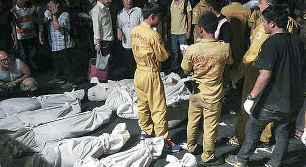 alcuni dei corpi delle vittime dell'incidente