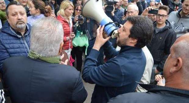 Salvini respinto dagli immigrati a Porto Recanati. Lanci di uova e bottiglie ad Ancona