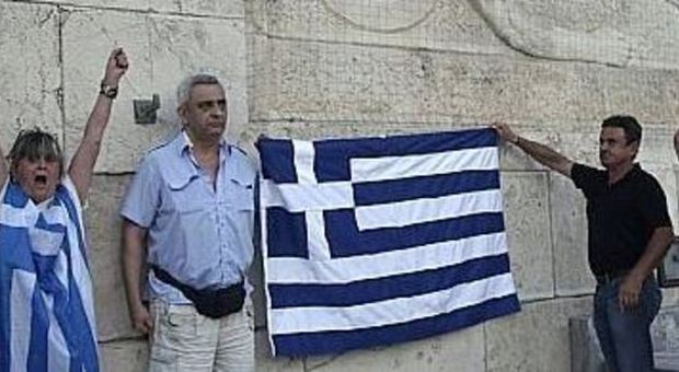 Grecia, l'Europa trova l'accordo: programma di aiuti da oltre 80 miliardi. Lo spread precipita, le Borse salgono