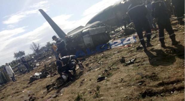 Algeri, si schianta aereo militare. «Oltre 100 a bordo, tutti morti»