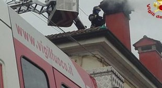 Camino in fiamme: i pompieri salvano il tetto di una casa