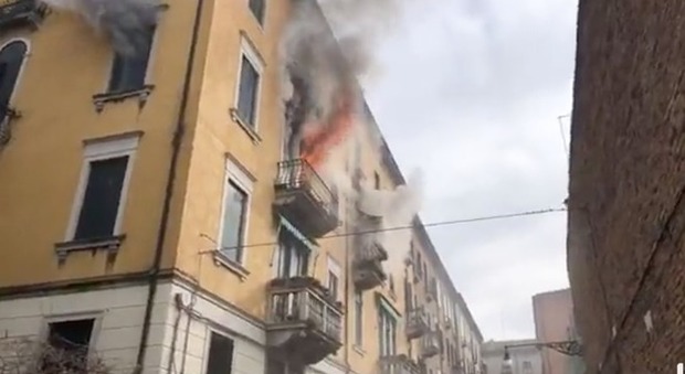 Incendio a Venezia, due appartamenti devastati: morta una donna, pompiere ferito