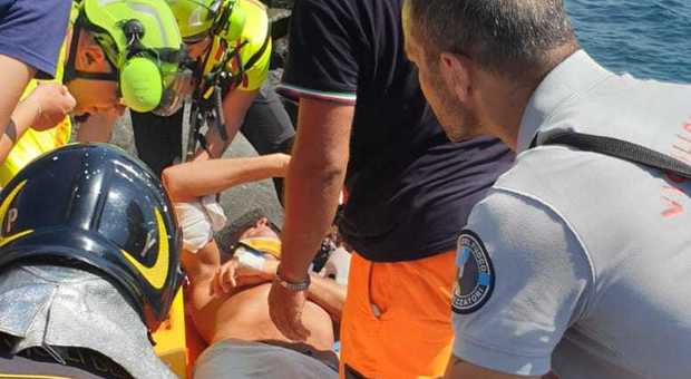 Cade sugli scogli alla Gaiola: 65enne soccorso con l'elicottero