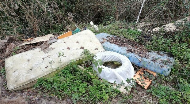 Foligno, mini discarica nel bosco: «Da decenni abbandonano rifiuti in quel posto»