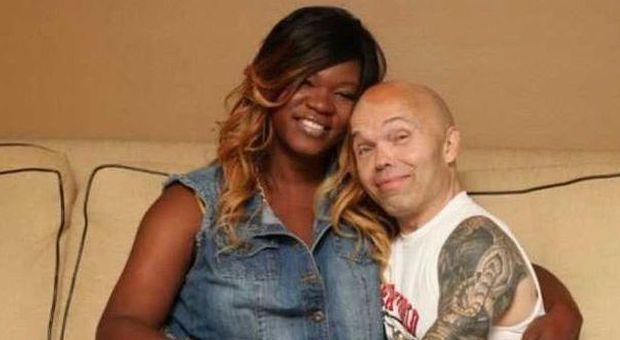 Bodybuilder nano trova l'amore con una ragazza transgender: lei è alta 1.82, lui 1 metro