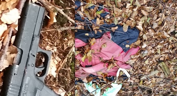 La pistola e gli abiti del poliziotto trovati nel bosco