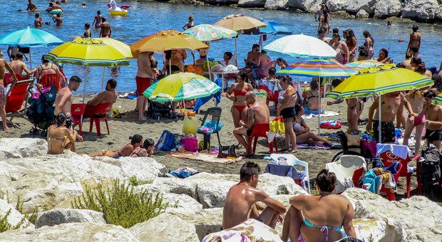 Napoli nella morsa del caldo: tuffi a mare e corsa ai condizionatori