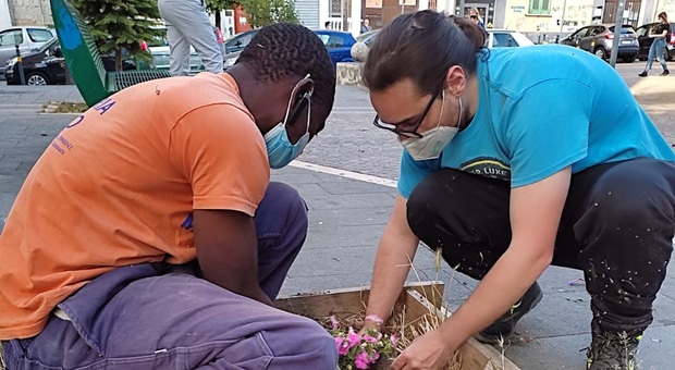 Napoli, migranti e residenti curano il verde di Ponticelli