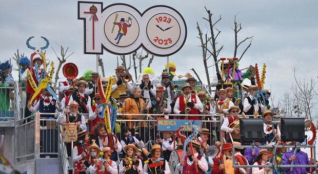 Il grande ritorno del Carnevale di Fano tra carri, maschere e super ospiti. Guarda le foto