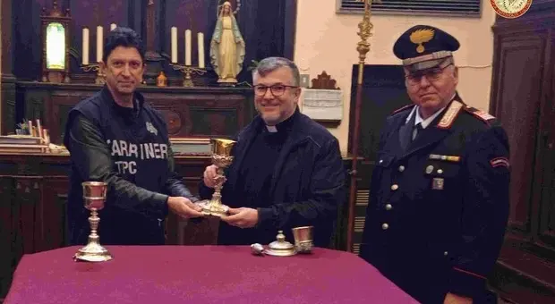 Ruba gli antichi calici d'argento in una chiesa di Corridonia e li rivende: arrestato un 73enne