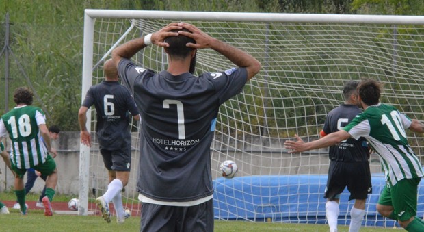 Uno dei due gol del Castelfidardo durante l'ultima partita di campionato che ha sancito la retrocessione della Folgore Veregra
