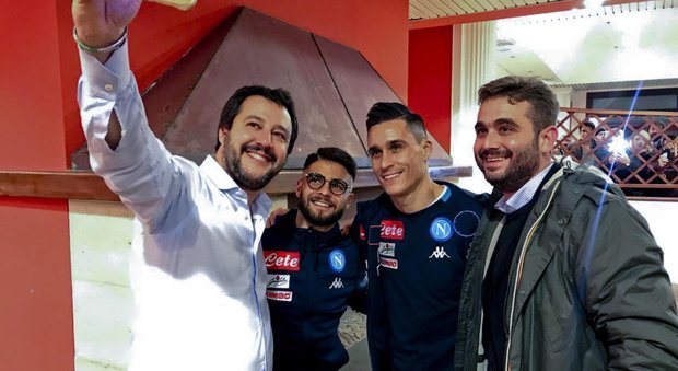 Salvini cerca voti: carezza al Napoli. E tifosi in rivolta