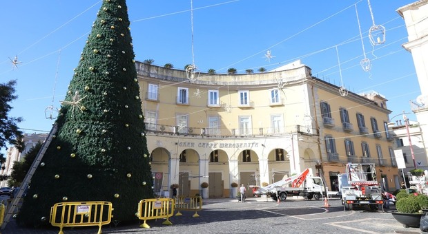Natale a Caserta, è già polemica: «Addobbi per pochi? Spegniamo le luci»