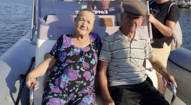 Gradita sorpresa per Antonietta Cambone (83 anni) e suo marito Giuseppe Chessa (90 anni) che per la prima volta hanno fatto un giro in barca in Sardegna