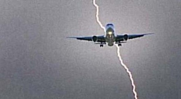 Fulmine si abbatte sull'aereo: paura su un volo della Ryanair