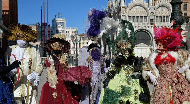 Carnevale di Venezia 2022, spettacoli in campo e cene nei palazzi: si riparte così